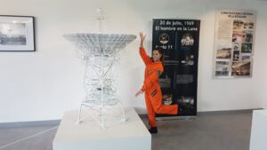 Astronauta_LiLi_en_el_Museo_Lunar_antena_Fresnedillas_de_la_oliva